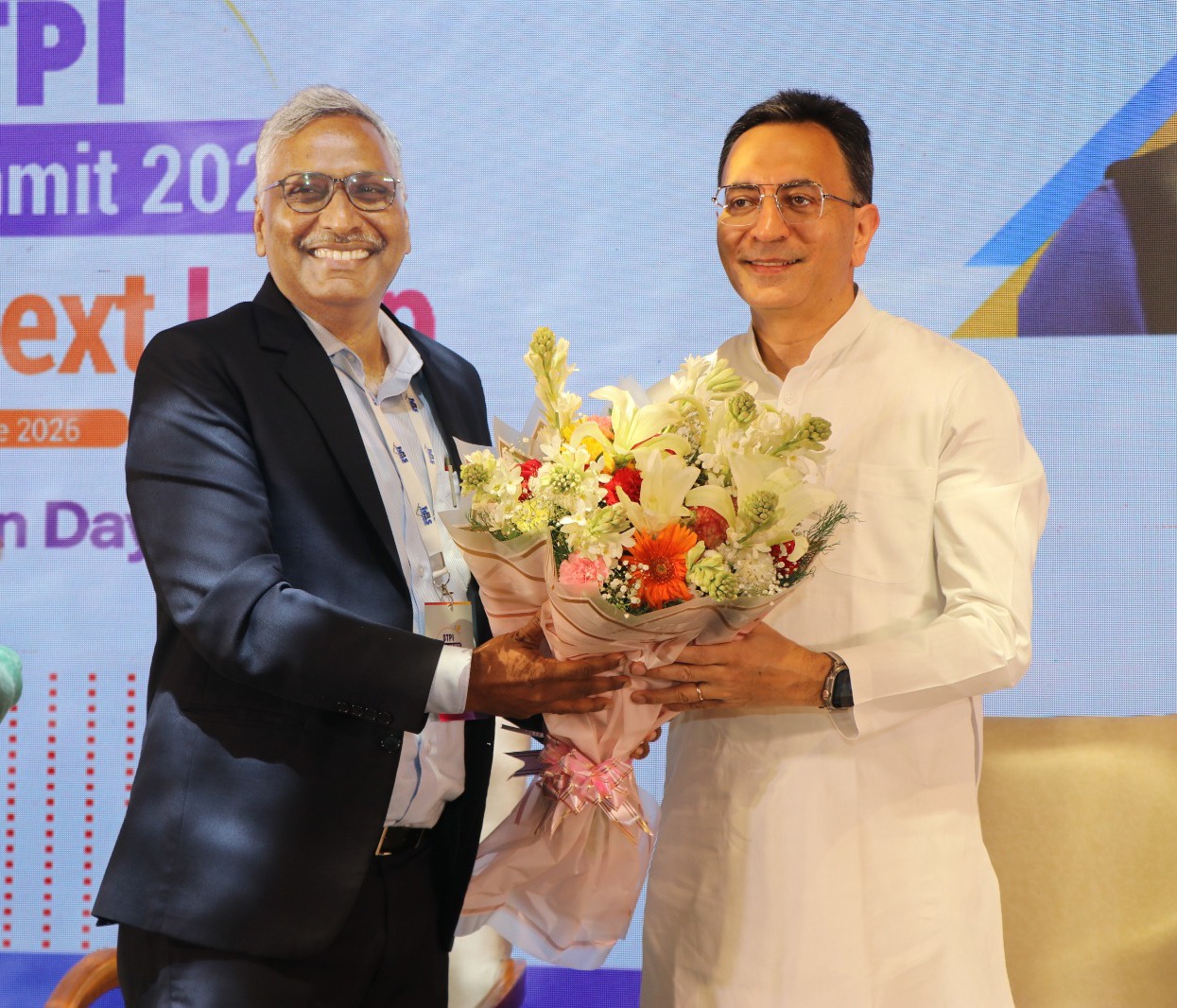 Shri Arvind Kumar, DG, STPI felicitating Shri Jitin Prasada, MoS, MeitY